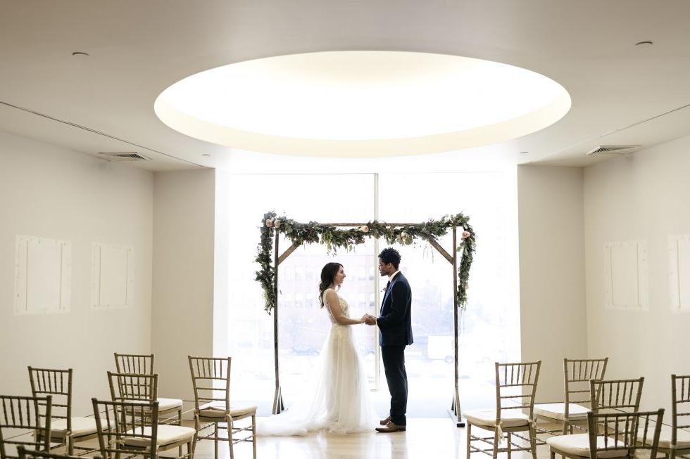 婚礼在汉密尔顿大厦的莱曼画廊举行.