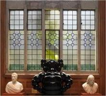 caw, 通过华盛顿大厅的彩色玻璃窗看到生来就会屈服的内部景观, 历史地标建筑, PAFA