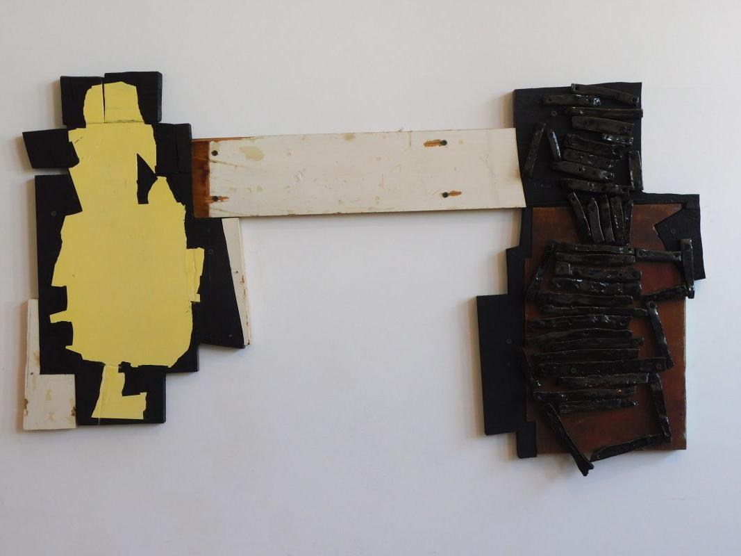 凯特·莫兰, 陶瓷的日志, 漆成黑色的木头, 灰白色的, 黄色与未涂部分锈的颜色, 木材螺丝的自然颜色是铁锈, 木螺丝, 高23'宽40'长1', 2018