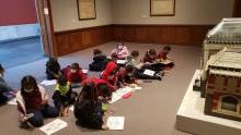 儿童在博物馆的画廊里进行艺术活动